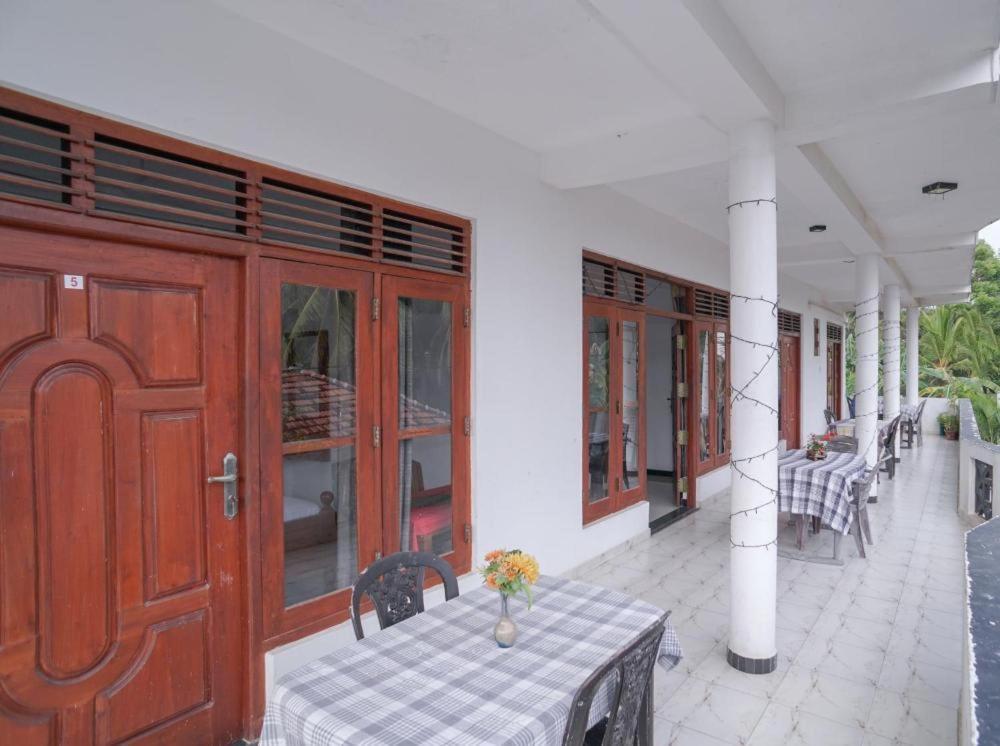 White Baby Hotel Hikkaduwa Exterior photo